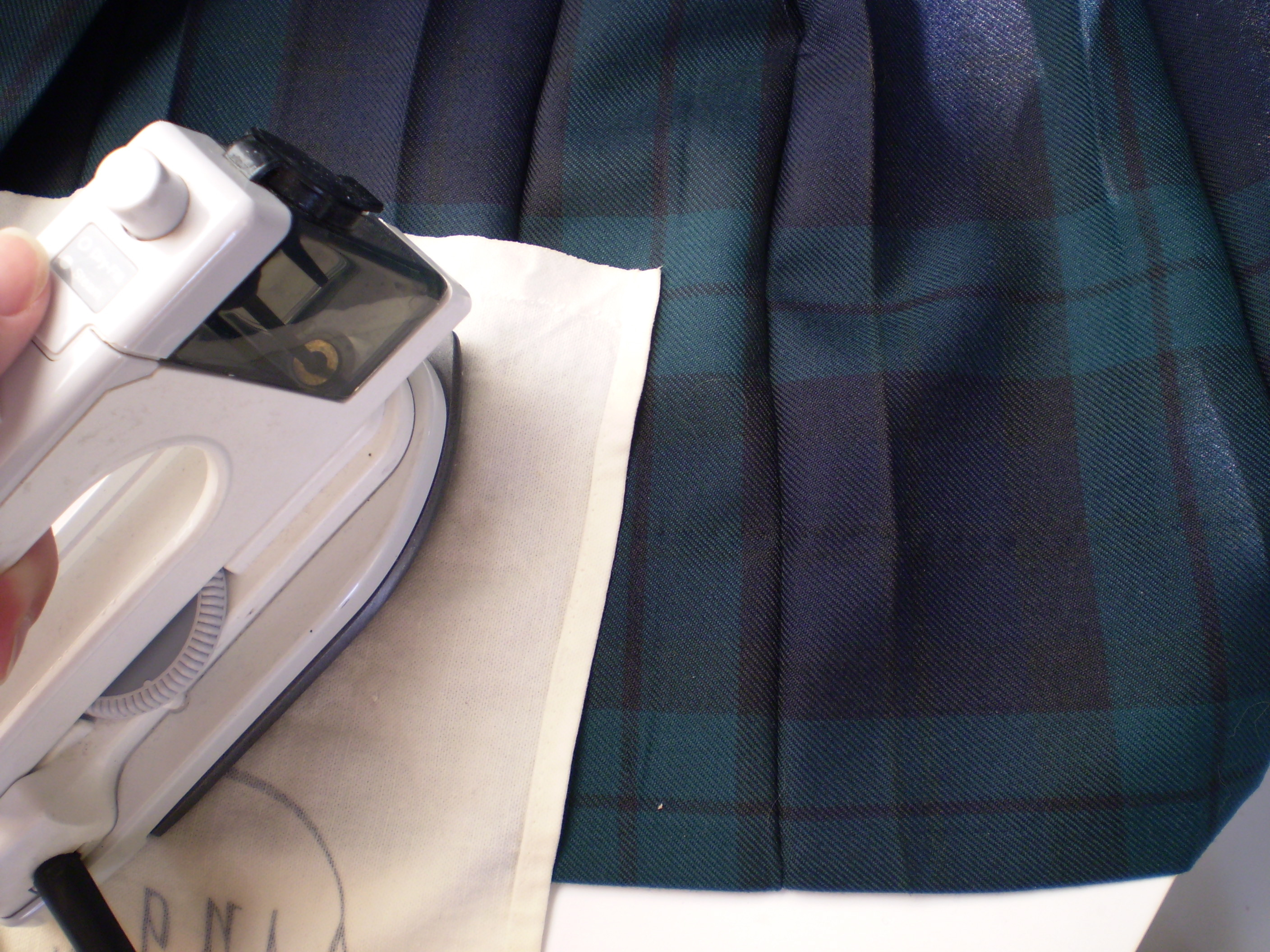 Flattening pleats before hemming for a precise alteration